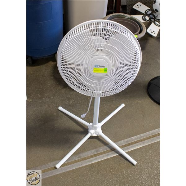 WHITE PEDESTAL FAN