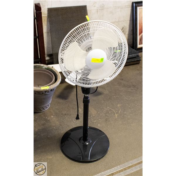 PEDESTAL FAN BLACK AND WHITE