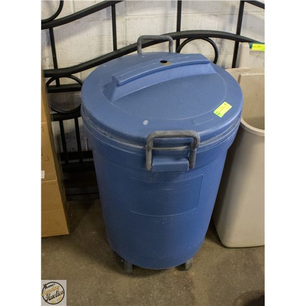 2 RUBBERMAID GARBAGE CANS 1 LID