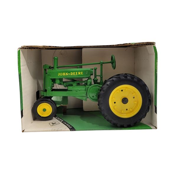 Diecast Ertl 1934 John Deere 1/16 Scale Model A Tractor