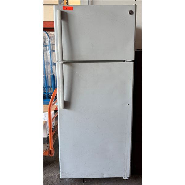 General Electric GTE18GTHGRWW Top Freezer Refrigerator (works - gets cold)