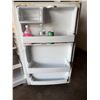 Image 5 : General Electric GTE18GTHGRWW Top Freezer Refrigerator (works - gets cold)