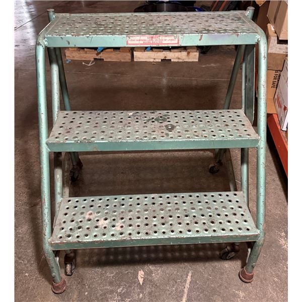 Metal 3-Step Ladder 26" x 24" x 29"H