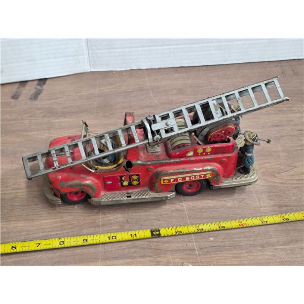 Vintage tin F.D fire truck with ladder- Tn made in japan- battery operated- 9"L