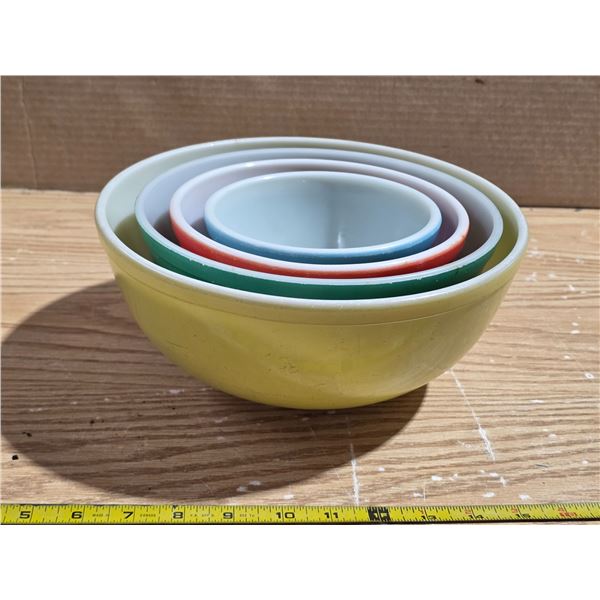 Set of pyrex nesting bowls
