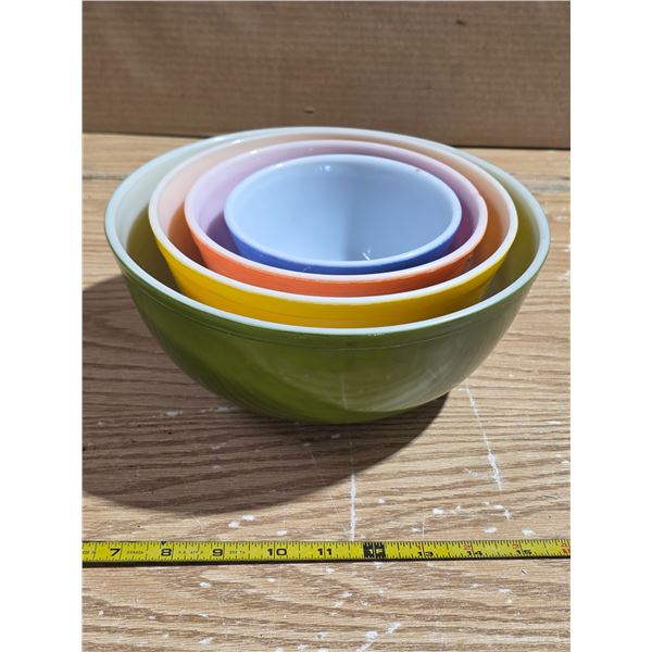 Set of pyrex nesting bowls
