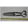 Image 1 : Antique hand-operated sheep shears, likely dating back to the late 19th or early 20th century.