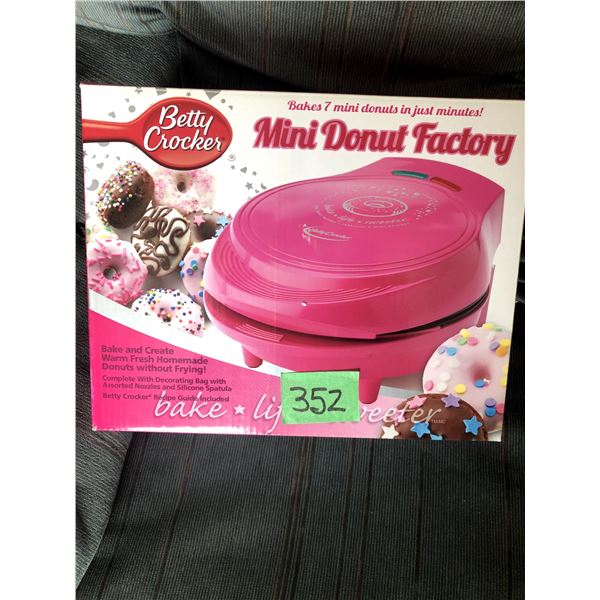 Donut Maker – Betty Crocker – NEW
