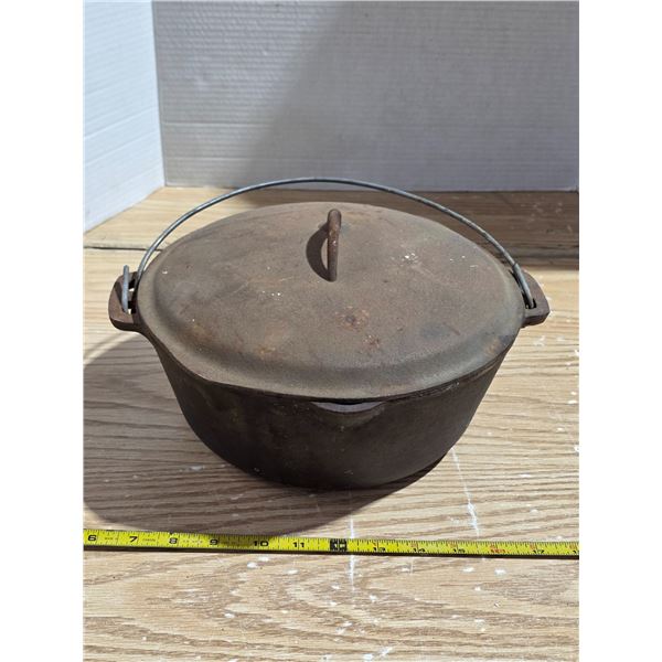 Cast iron cooking pot