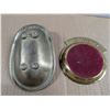 Image 5 : (2) Brass Change Holders (1) Sink Design