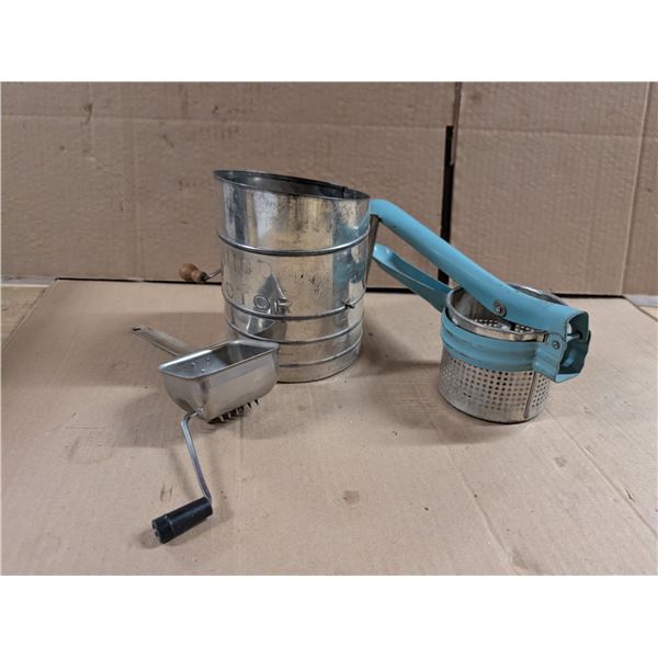 Lot of Vintage Kitchen/Baking items