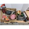 Image 1 : Lot of décor - baskets, bike helmet, owls, butterflies, etc.