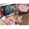 Image 4 : Lot of décor - baskets, bike helmet, owls, butterflies, etc.
