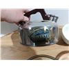 Image 2 : 3 bowls and teapot - 1 Pyrex, 1 Anchor hocking