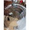 Image 5 : 3 bowls and teapot - 1 Pyrex, 1 Anchor hocking