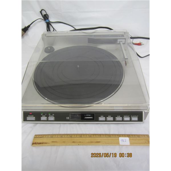 Realistic LAB-2100 Turntable Unit Powers Up