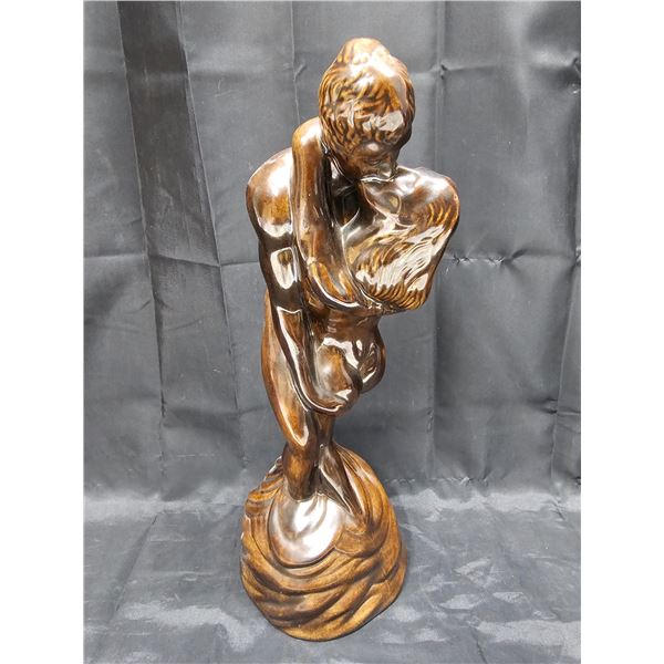 Lovers embrace statue