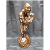 Image 1 : Lovers embrace statue
