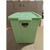 Image 4 : RUBBERMAID Roughneck green container