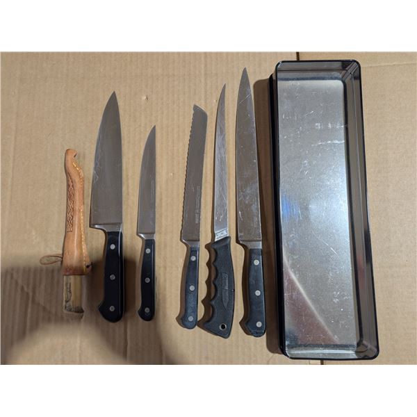 Assorted knives in container.