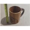 Image 1 : Vintage monkey pod wood mug featuring hand-carved Hawaiian pineapple and palm tree designs.