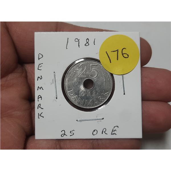 1981 Denmark 25 Øre coin featuring a distinctive center hole.