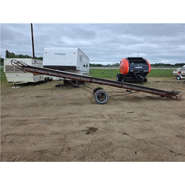 Working square bale stacker