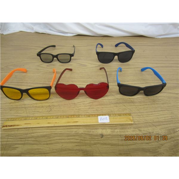 Lot of 5 Pairs of Vintage Sun Glasses