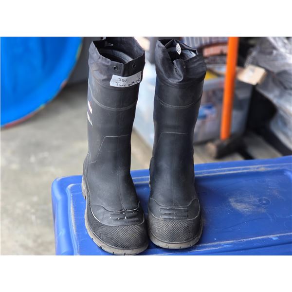 CSA Approved Insulated Rubber Steel Toe Work boots  Size 10 men