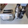 Image 1 : (2) Thermos (1) toaster