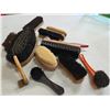 Image 1 : assorted brushes