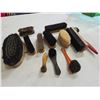 Image 2 : assorted brushes
