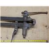 Image 2 : Antique Leg vise