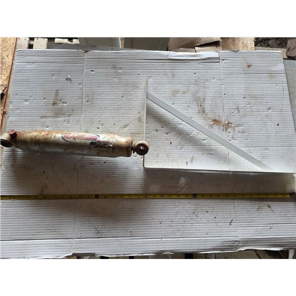 Hydraulic cylinder and bracket for mounting