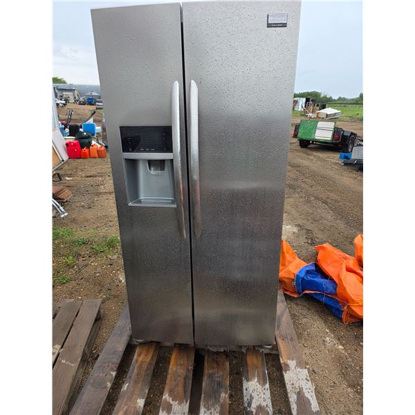 Fridge/freezer- untested- has water dispenser