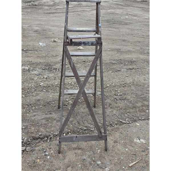 Wooden 5ft ladder