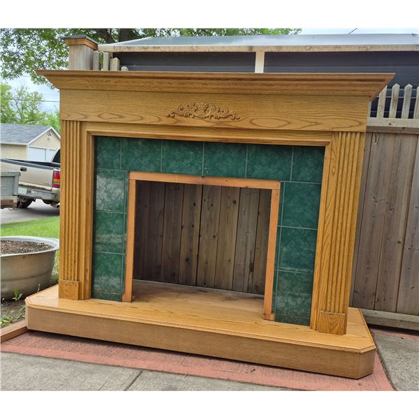 Large solid oak and oak 3/4 inch veneers fireplace surround & mantel. Never used, over $1,000.00 new