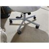 Image 2 : white rolling chair