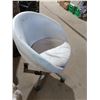 Image 3 : white rolling chair