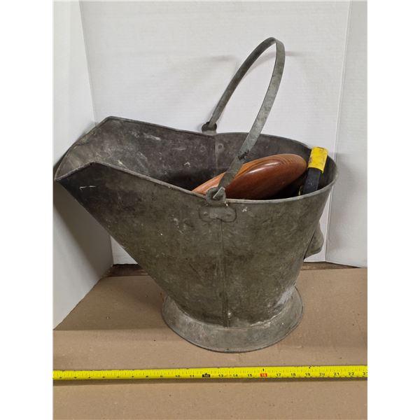 Gavinized pail with contents