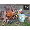 Image 1 : Yard decor.
