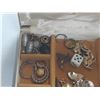 Image 7 : Jewelry Box with Jewelry.