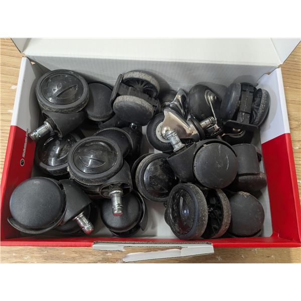 box of various castors, approx 20