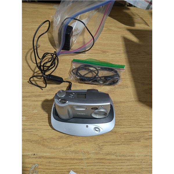 Kodak easyshare 4 megapixel digital camera, with cords and base