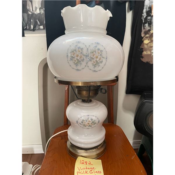 Vintage milkglass lamp- working