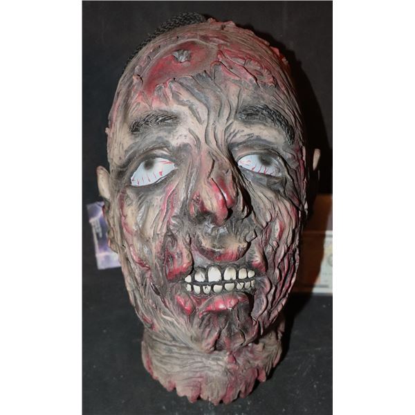 VINTAGE SEVERED HEAD 2005 LATEX HALLOWEEN PROP WITH TAG
