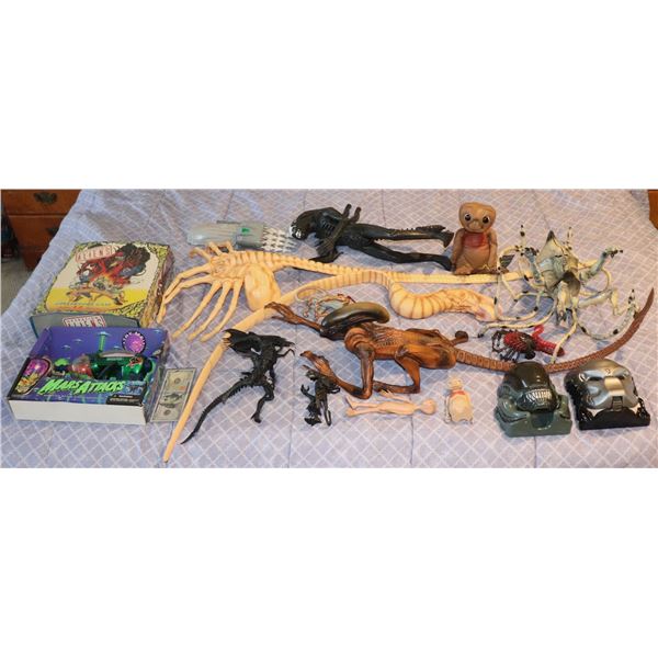 ZZ VINTAGE ALIEN TOYS FIGURES AND PLAY SETS LOT OF 17
