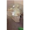 Image 4 : Glass Table Cat C