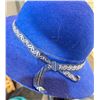 Image 3 : 5 Womans Hats with Matching Trio and Vintage Red Hat Box