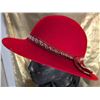 Image 4 : 5 Womans Hats with Matching Trio and Vintage Red Hat Box
